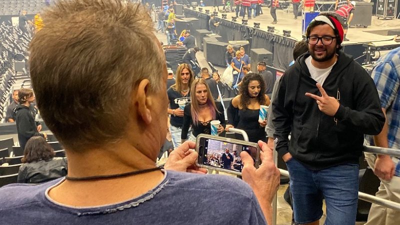 Fã do Tool não reconhece Eddie Van Halen e pede para tirar foto do show