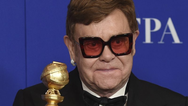 Elton John ganha primeiro Globo de Ouro com canção de ‘Rocketman’