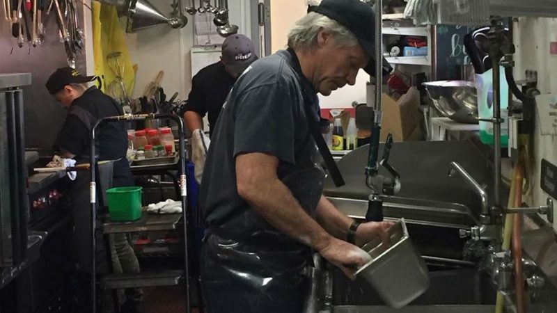 Jon Bon Jovi lava louça em seu restaurante comunitário: ‘faça o que você pode’