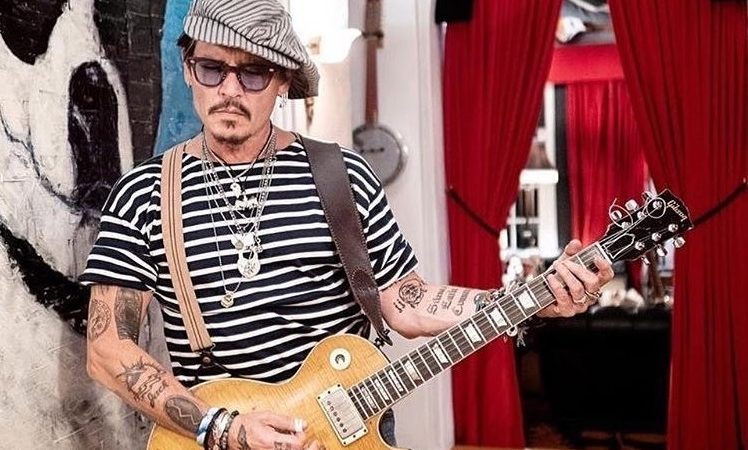 Johnny Depp apresenta clássico de John Lennon em live; assista