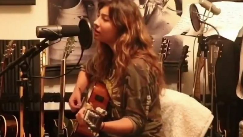 Toni Cornell, filha de Chris Cornell, faz cover de ‘Hunger Strike’, do Temple Of The Dog; assista