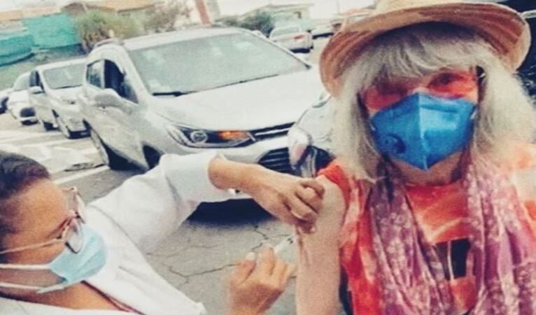 Rita Lee recebe vacina contra Covid-19