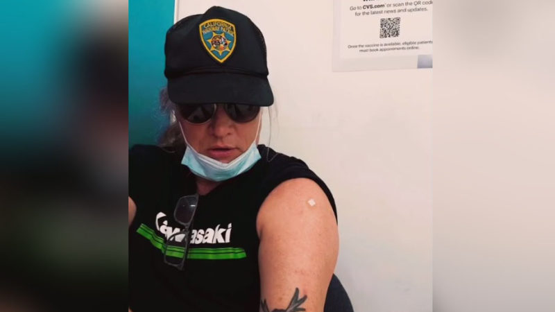 Sebastian Bach recebe vacina contra Covid-19 e comemora: ‘é emocionante’