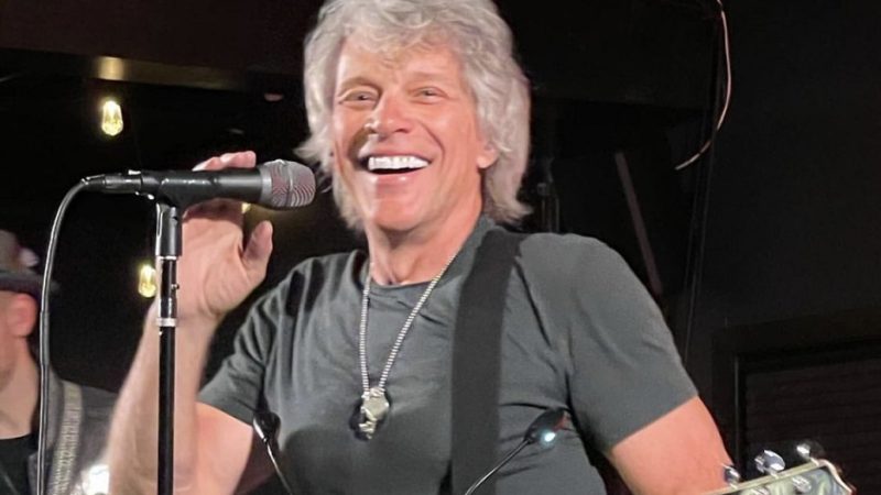 Jon Bon Jovi canta 'Watermelon Sugar', de Harry Styles, em evento beneficente; assista