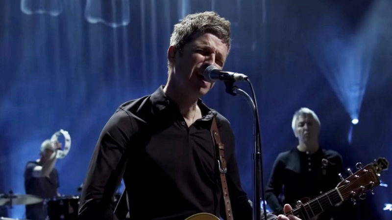 Noel Gallagher faz versão acústica de 'Don’t Look Back in Anger', do Oasis, em programa de TV; assista