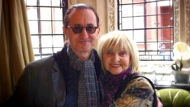 Rush: Geddy Lee lamenta morte da mãe, sobrevivente do Holocausto
