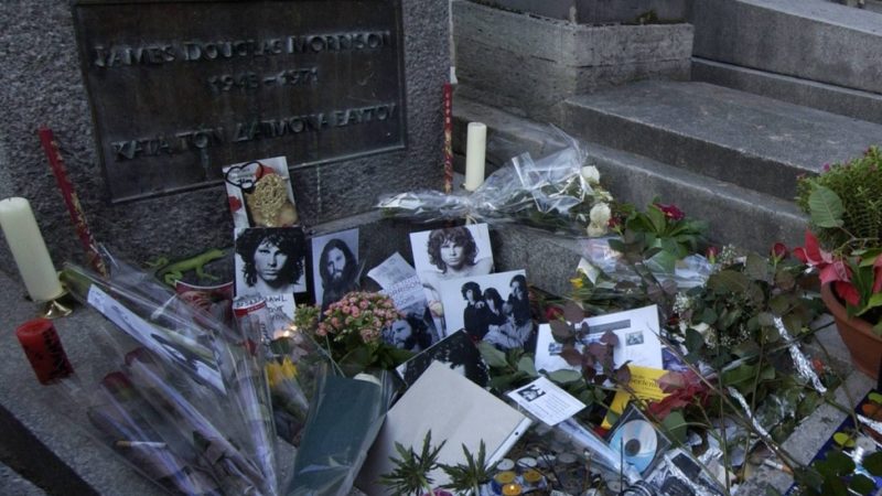Jim Morrison: fãs prestam homenagem diante de túmulo no 50º aniversário de morte do líder do The Doors