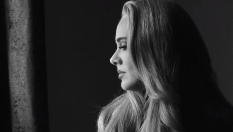 Adele está de volta com a inédita ‘Easy On Me’; assista clipe