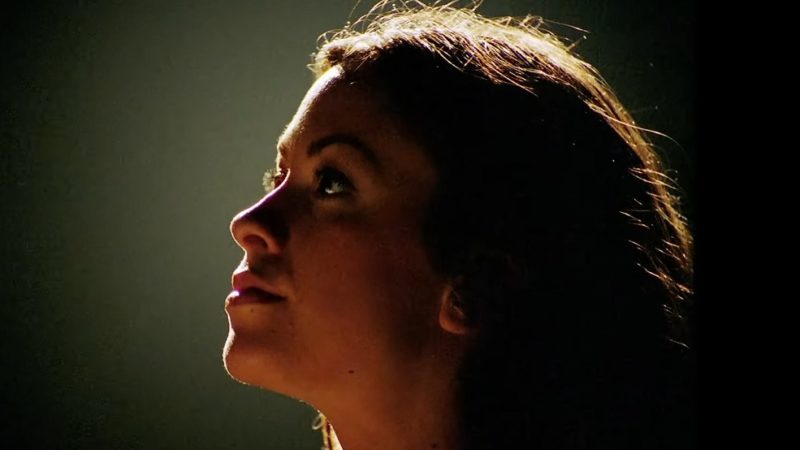 Alanis Morissette: polêmico documentário 'Jagged' ganha trailer