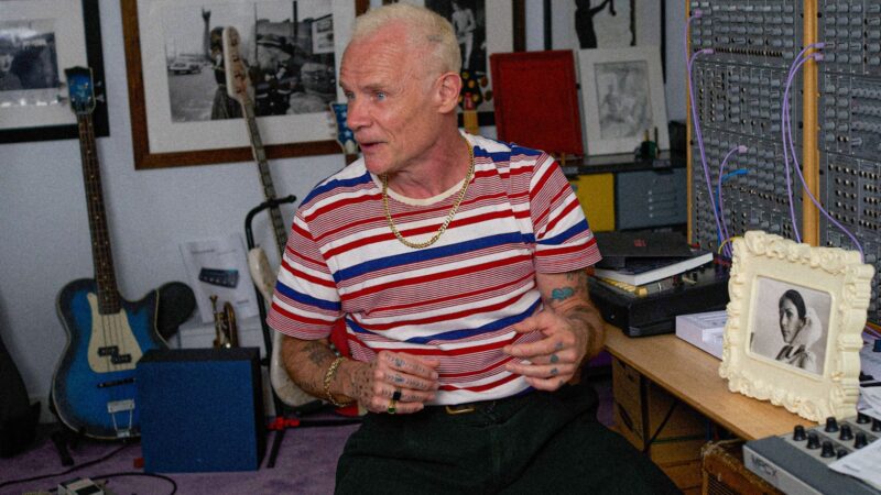 Flea, do Red Hot Chili Peppers, lança primeiro álbum solo