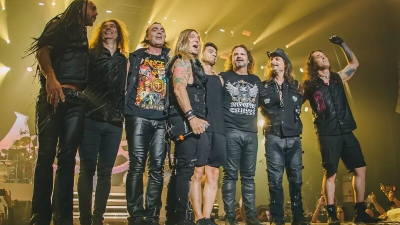 Angra reúne gerações da banda em espetáculo com 3 horas de duração