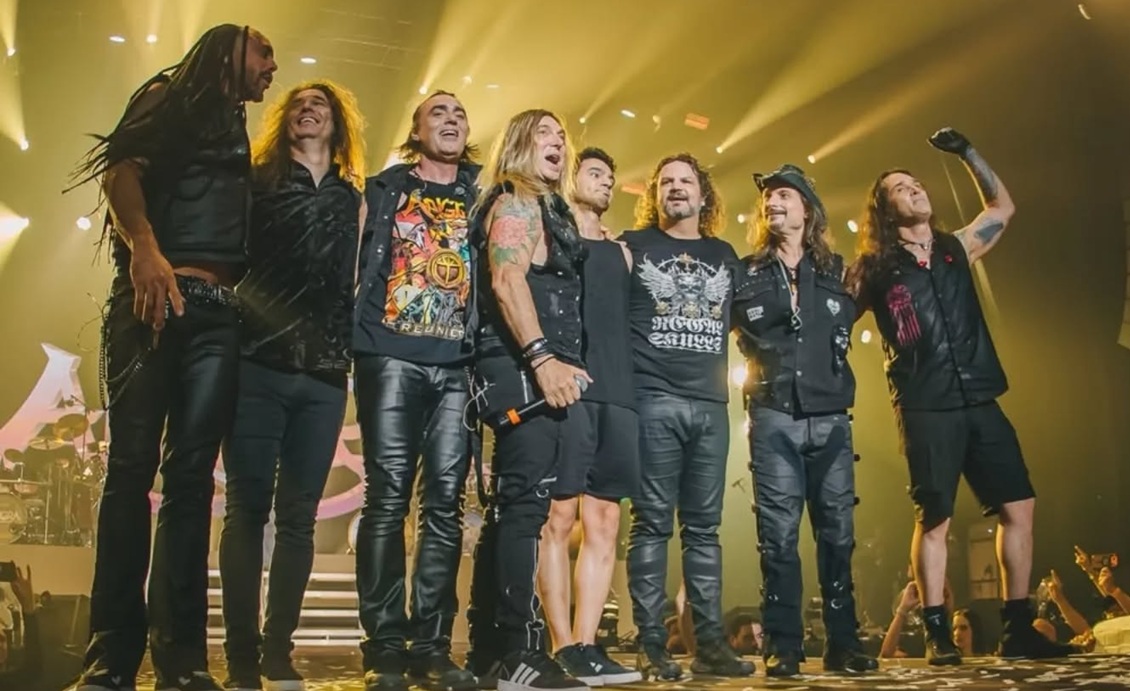 Angra reúne gerações da banda em espetáculo com 3 horas de duração