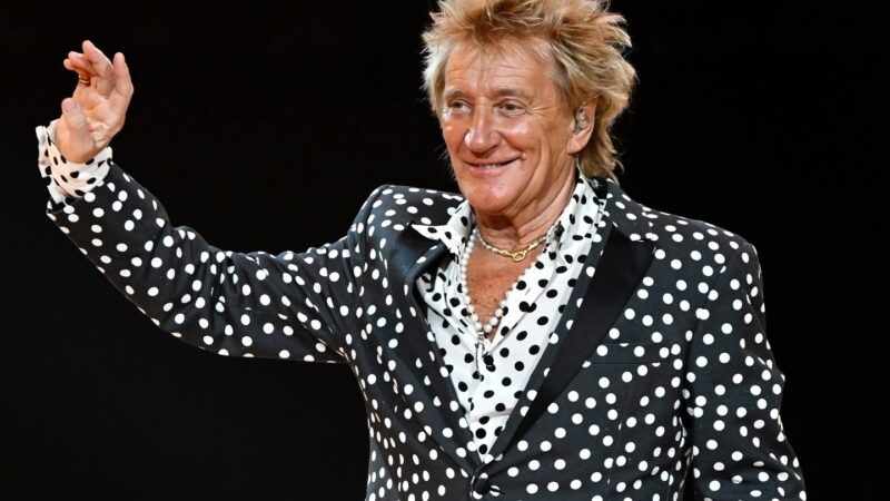Rod Stewart usa oxigênio no palco após passar mal