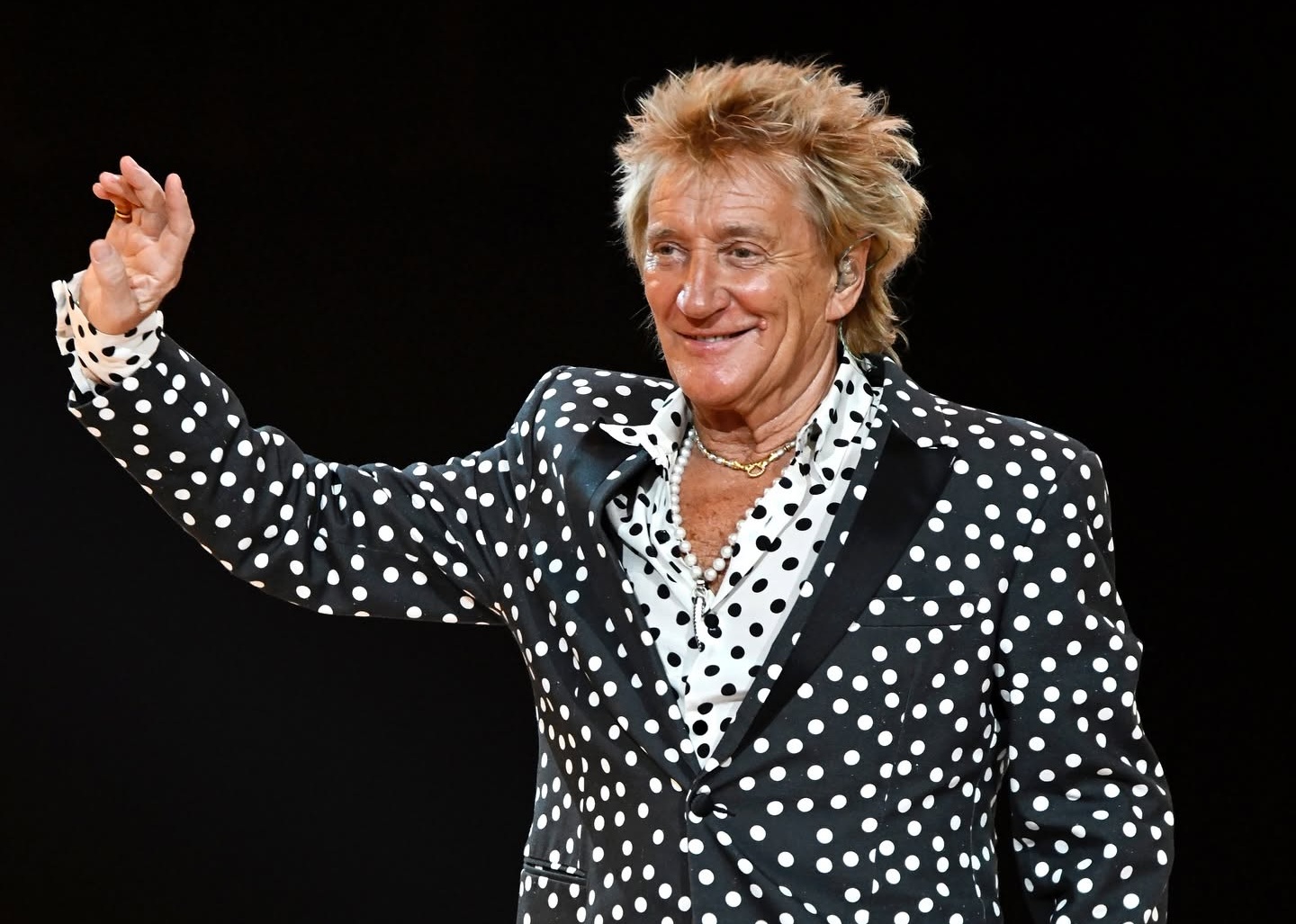 Rod Stewart usa oxigênio no palco após passar mal