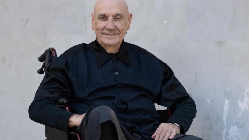 Bill Ward, do Black Sabbath, está usando cadeira de rodas