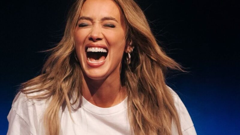 Hilary Duff anuncia show no Brasil em 2027