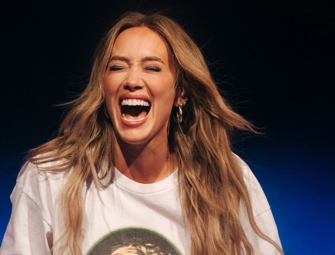 Hilary Duff anuncia show no Brasil em 2027