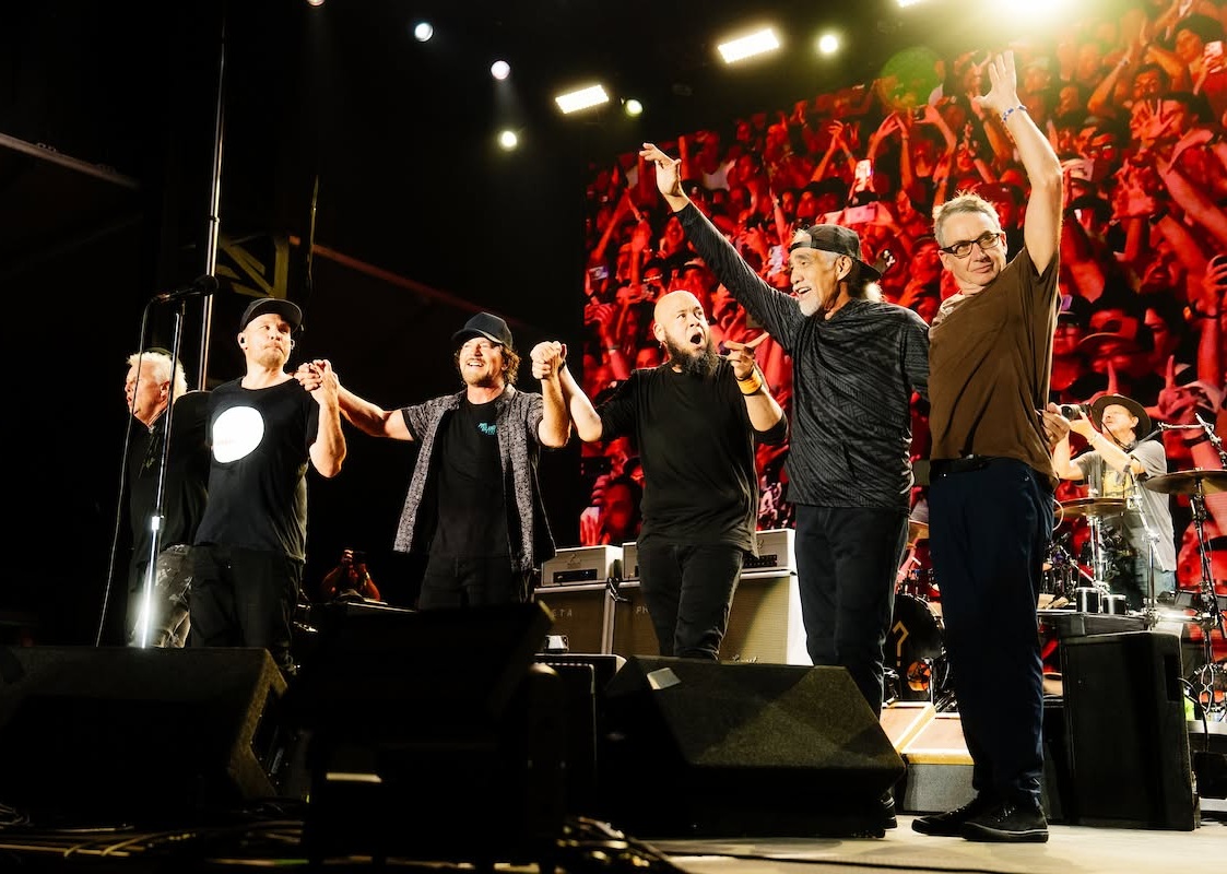 Pearl Jam agradece colaboração do baterista Abe Laboriel Jr. em festival