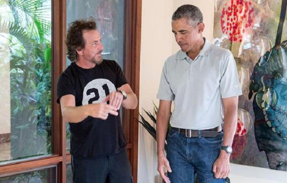 Eddie Vedder distribui autógrafos na madrugada após festa de Barack Obama