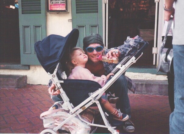 Uma das últimas fotos de Kurt Cobain com a filha Frances circula na internet