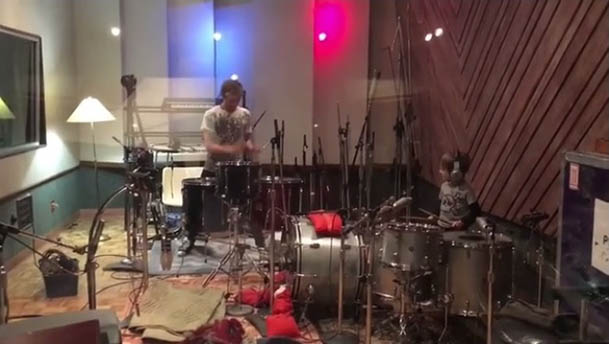 Muse volta ao estúdio e filho de Matt Bellamy de cinco anos toca bateria; assista