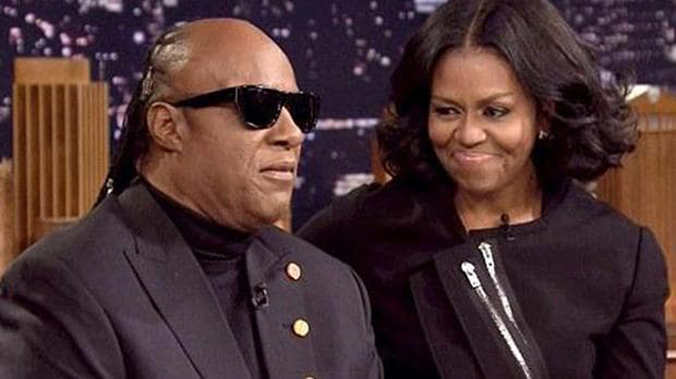 Stevie Wonder canta para Michelle Obama no ‘The Tonight Show’; assista