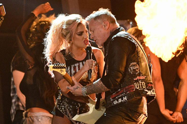 Veja performance de Lady Gaga e Metallica sem falha no microfone