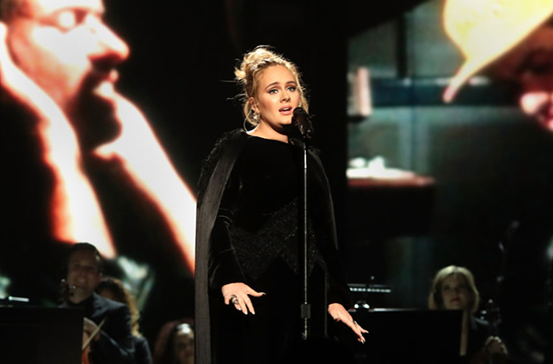 Grammy 2017: Adele se emociona durante tributo a George Michael; assista