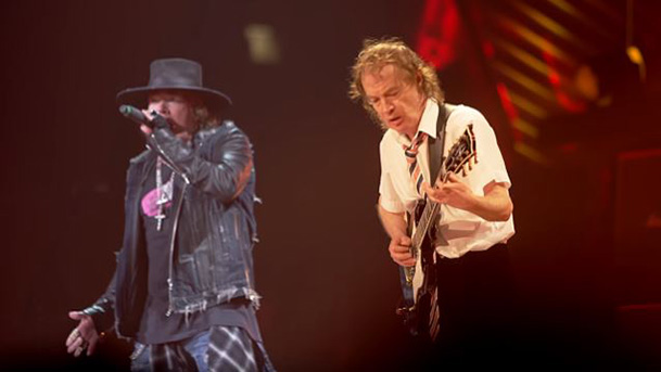 Angus Young participa do show do Guns N’ Roses na Austrália; veja