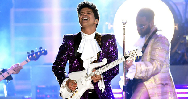 Grammy 2017: Bruno Mars presta homenagem a Prince; assista