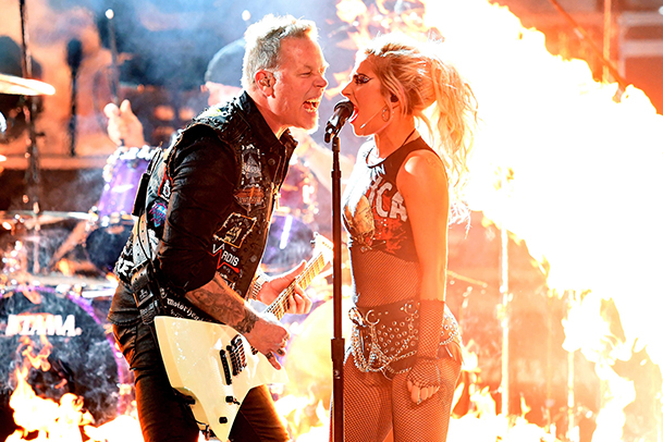 Grammy 2017: Encontro de Metallica e Lady Gaga é marcado por falhas técnicas e pulo na plateia