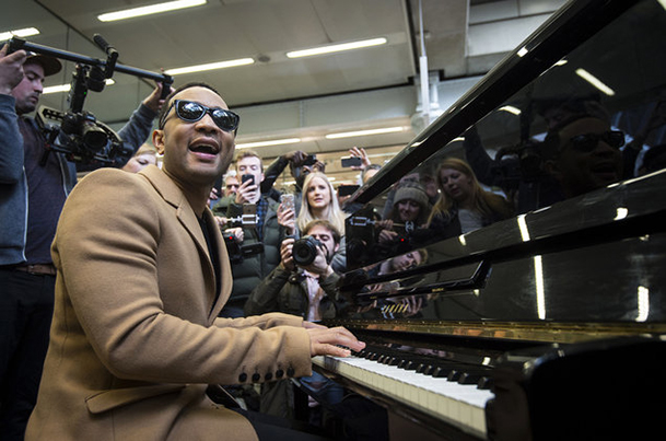 John Legend toca piano em estação de trem em Londres; assista