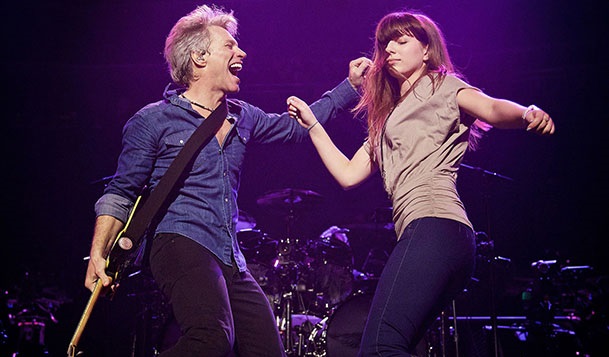 Jon Bon Jovi dança com filha no palco em Las Vegas; assista