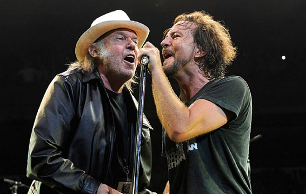 Por motivos de saúde, Neil Young deixa de apresentar o Pearl Jam no Rock and Roll Hall of Fame