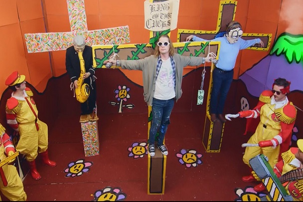 Macaulay Culkin se veste de Kurt Cobain em novo clipe de Father John Misty; assista
