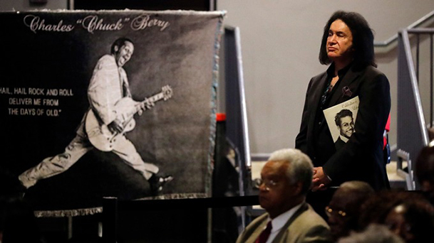Gene Simmons faz discurso emocionante no funeral de Chuck Berry