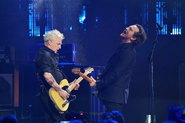 Pearl Jam é introduzido ao Rock and Roll Hall of Fame; assista