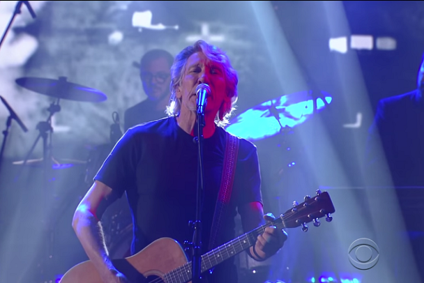 Roger Waters toca a nova ‘Déjà Vu’ em programa de TV; assista