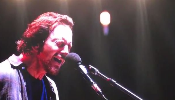 Eddie Vedder se emociona ao tocar ‘Black’, do Pearl Jam; assista