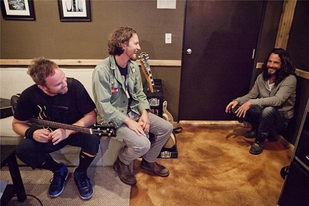 Eddie Vedder fala pela primeira vez sobre morte de Chris Cornell