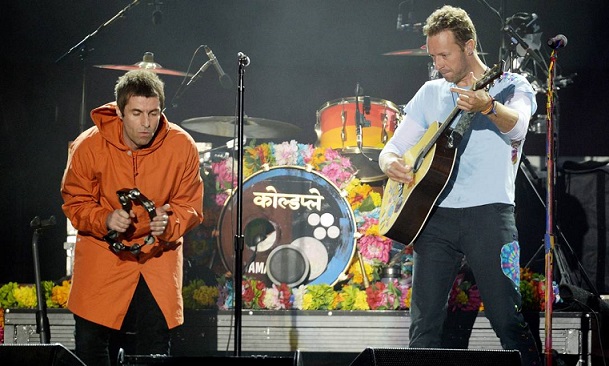 Liam Gallagher canta com Coldplay ‘Live Forever’, do Oasis; assista