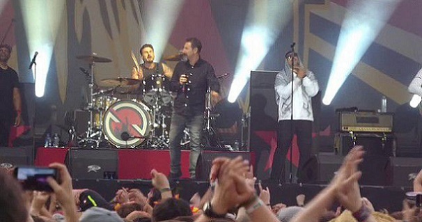Serj Tankian divide palco com Prophets of Rage para homenagear Chris Cornell; assista