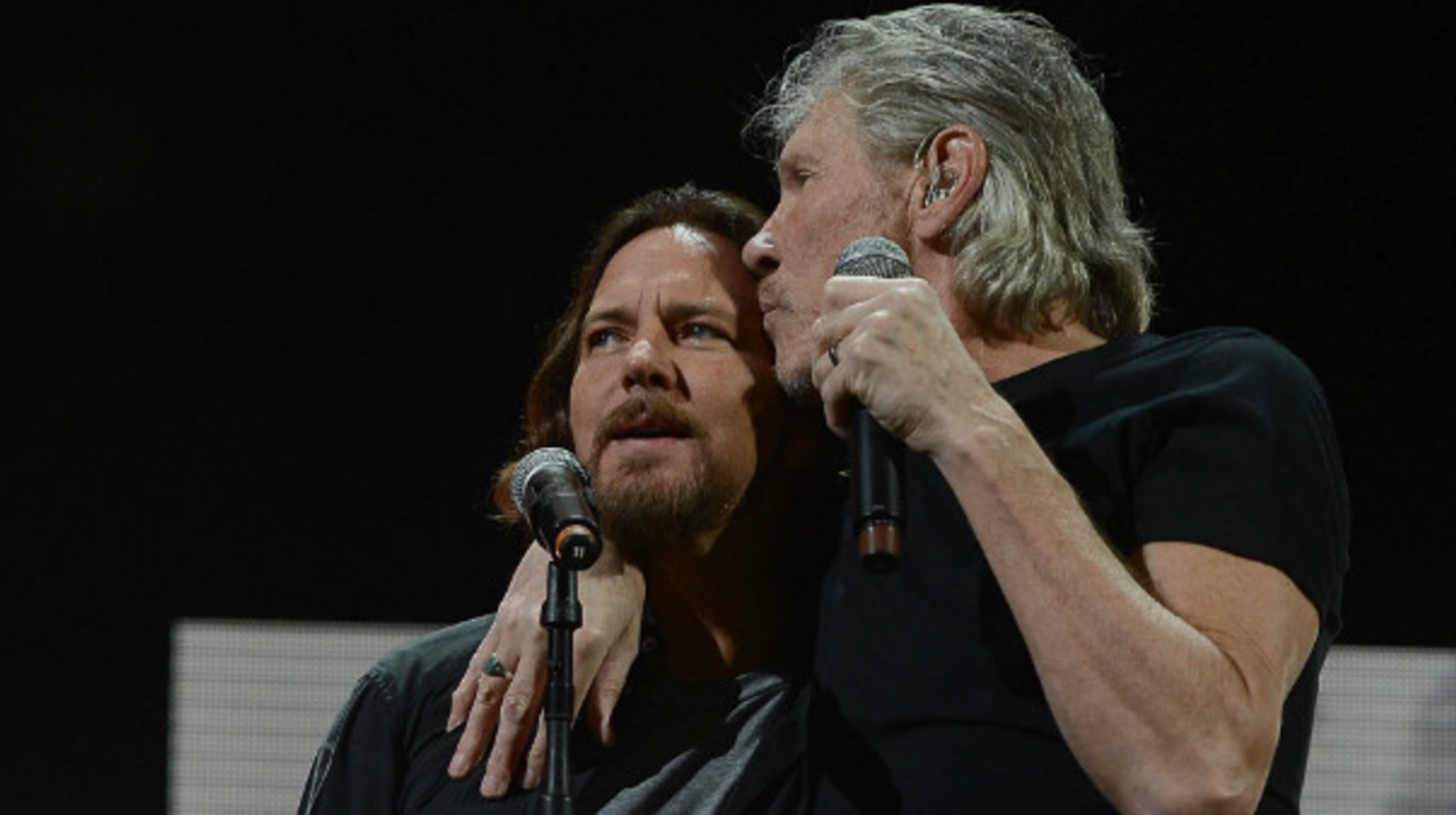 Eddie Vedder divide palco com Roger Waters para cantar Pink Floyd; assista