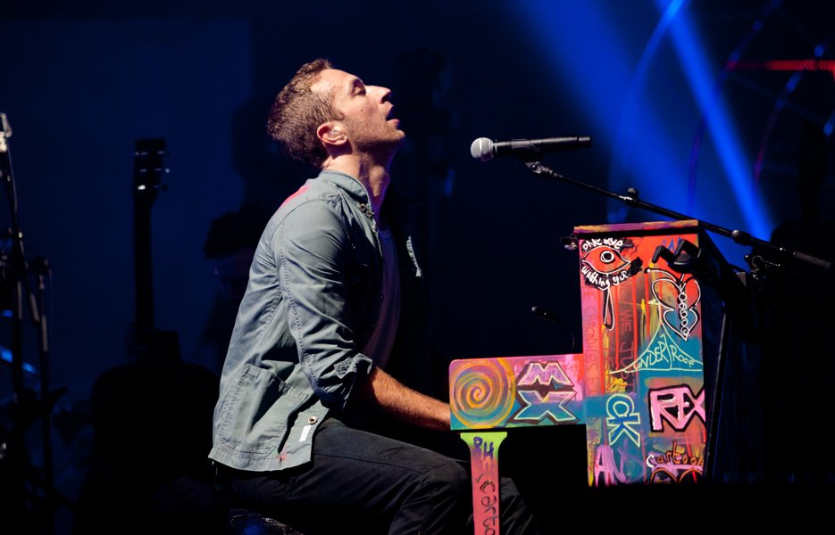 Coldplay presta homenagem a Chester Bennington com cover de ‘Crawling’, do Linkin Park
