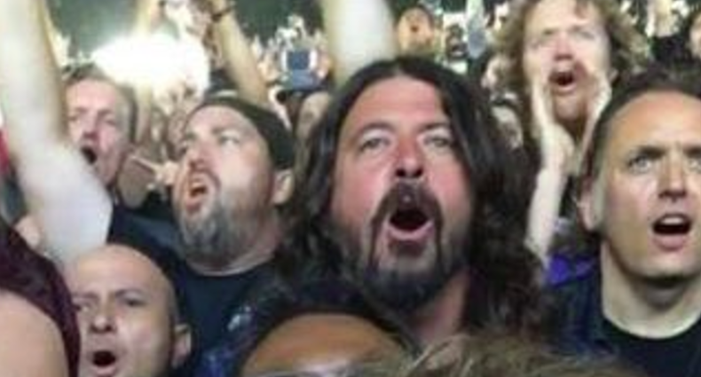 Dave Grohl curte show do Metallica no meio do público