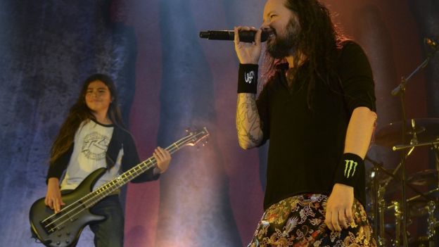Korn lança documentário sobre turnê com filho de 12 anos de Robert Trujillo