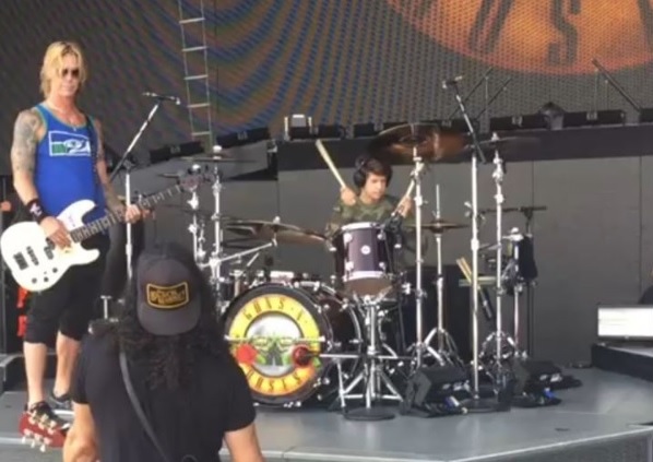 Filho de Slash toca bateria em ensaio do Guns N’ Roses