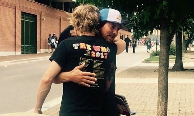 Eddie Vedder toca com músicos de rua em Chicago; assista