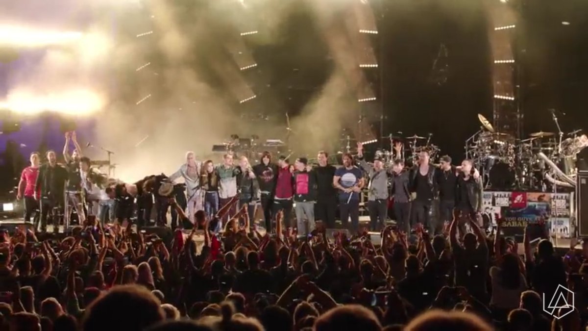 Linkin Park presta tributo a Chester Bennington com show de três horas; assista