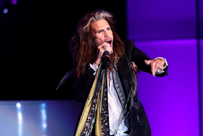 Steven Tyler volta aos palcos após cancelar shows do Aerosmith; assista